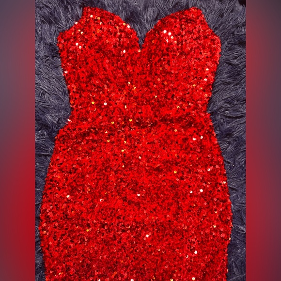 Portia And Scarlett Red Mermaid Sequin Gown. Size 0 - Picture 9 of 12